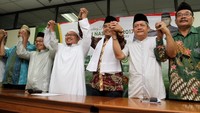 Wakil Ketua PWNU DKI Munahar Muchtar (tiga dari kiri) menggelar jumpa pers terkait peringatan Hari Santri Nasional 2017 di Jakarta, Selasa (17/10/2017). Pool/PWNU.