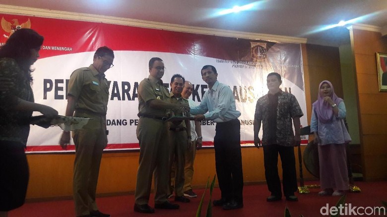 Kunjungi Dinas UMKM, Anies-Sandi Serahkan Sertifikat 3 Koperasi Kunjungi Dinas UMKM, Anies-Sandi Serahkan Sertifikat 3 Koperasi