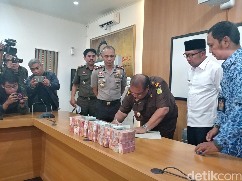 Kejaksaan Kembalikan Uang Rp 9,4 M Sitaan Kasus Bansos Bandung Kejaksaan Kembalikan Uang Rp 9,4 M Sitaan Kasus Bansos Bandung