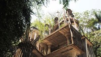 Instalasi berbentuk bangunan mirip taman bermain itu bernama Las Pozas. Adalah bangunan surealis yang mempunyai struktur beton di hutan hujan Huucci (Matthew O’NeilCNN Style)