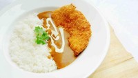 Di Go! Curry Anda bisa memilih beragam jenis sajian kari enak dari berbagai negara. Salah satu yang wajib Anda coba adalah Brown Curry dengan topping chicken katsu renyah. Mau coba? Foto: Istimewa