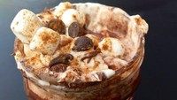 Tak ada paduan yang lebih nikmat dari Nutella dan marshmallow. Caranya tuangkan beberapa sendok Nutella dalam mangkuk lalu tambahkan marshmallow. Panggang dessert ini dalam microwave sebentar.  Foto: Istimewa