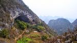 Unik, Ada Desa Dalam Gua di Zhongdong China