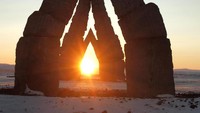 Situs NASA bahkan menyebut, Arctic Henge juga dapat menjadi penunjuk ke langit untuk melihat Aurora (Dok. Arctic Henge/Facebook)