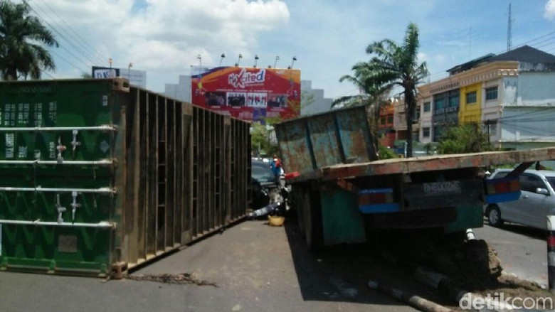 Rem Kontainer Blong, Peti Kemas Lepas Menimpa Mobil Rem Kontainer Blong, Peti Kemas Lepas Menimpa Mobil