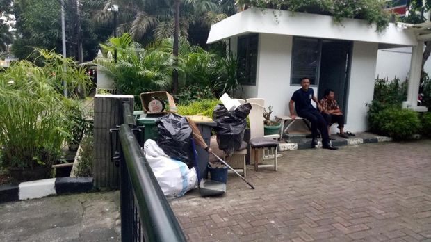 Petugas Mulai Bersih-bersih di Rumah Dinas Sandiaga