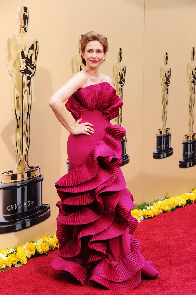 Gaun Marchesa penuh detail ruffle bervolume membaluti tubuh aktris Vera Farmiga di Oscars 2010 Foto: Getty Images