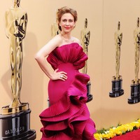 Gaun Marchesa penuh detail ruffle bervolume membaluti tubuh aktris Vera Farmiga di Oscars 2010 Foto: Getty Images