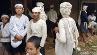 Di masyarakat Baduy sendiri, menanam padi tidak di sawah-sawah tapi di perbukitan tanah adat. Dalam sekali panen, jika dirata-ratakan satu keluarga kadang bisa menyimpan sampai 300 gedeng (ikat) padi masuk ke dalam lumbung.