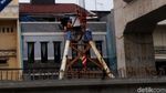 Tiang LRT yang Timpa Rumah Berhasil Dievakuasi