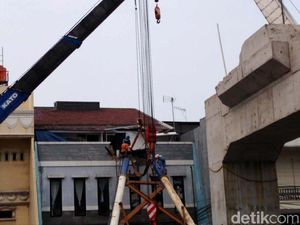 Soal Tiang LRT Timpa Rumah, Anies: Pemda Bertanggung Jawab