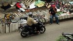 PKL Ini Nekat Gelar Lapak di Atas Proyek Perbaikan Trotoar