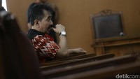 Aa Gatot tak mengganti kemejanya. Foto: Palevi