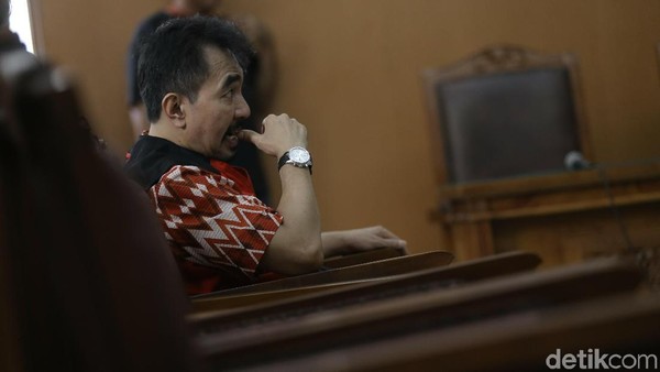 Sidang Asusila, Aa Gatot Nggak Ganti Kemeja