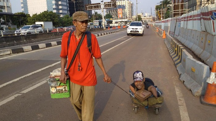 Kisah Kodir Jualan Keliling Sambil Rawat Anaknya yang Difabel
