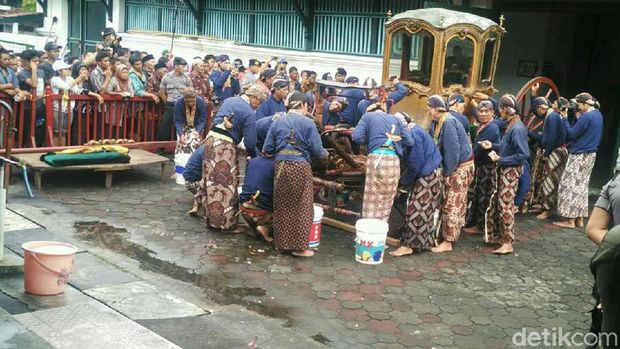 Abdi dalem membersihkan kereta Kanjeng Nyai Jimat
