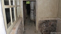 Mereka pun terasa seperti masuk ke dalam film. Rumah ini benar-benar ikonik di Film Pengabdi Setan yang populer (Wisma/detikTravel)