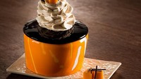Leib mengaku membuat Pattiserie jadi terapi untuknya yang tak bisa melahap aneka dessert karena sejumlah pantangan makan. Semua dessert kaca dibuatnya detail seperti layaknya membuat adonan kue.