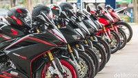Kunjungan kedua pembalap MotoGP yang bertemakan #Cari_Aman ini adalah untuk mengampanyekan keselamatan berkendara dengan menggunakan safety gear seperti helm.