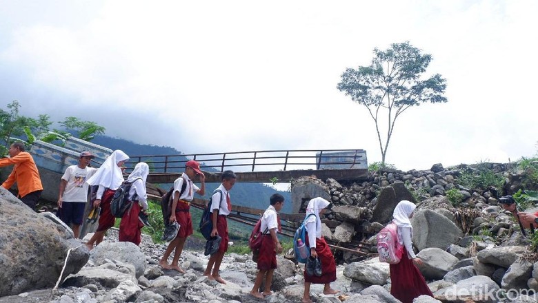 Jembatan Putus, Siswa di Banjarnegara Harus Seberangi Sungai Jembatan Putus, Siswa di Banjarnegara Harus Seberangi Sungai