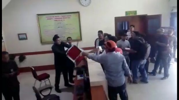 Detik-detik Kursi Melayang ke Wajah Ketua PN Jambi