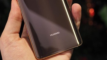 Mate 10 Pro dibekali prosesor Kirin 970 dan RAM 6 GB. Sedangkan memori internanya 128 GB. Foto: Pocket Lint