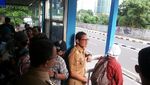 Kompaknya Anies-Sandi: Boncengan Motor sampai Naik TransJ Bareng