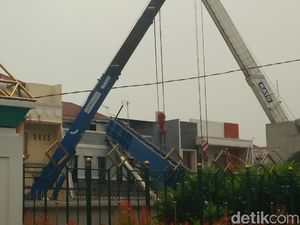 Tiang Proyek LRT di Kelapa Gading Timpa Rumah Warga