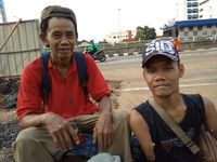 Kisah Kodir yang Jualan Keliling Sambil Rawat Anaknya yang Difabel