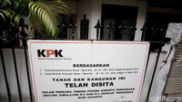 Rumah yang bercat putih itu tampak kusam. Di bagian depan, tepatnya di gerbang berwarna hitam tertempel papan bertuliskan sitaan KPK. Rumah ini rencananya akan dilelang KPK pada Selasa (17/10) hari ini. Rumah ini seluas 162 meter persegi, ditawarkan dengan harga limit Rp 1.797.600.000. Sementara uang jaminan lelangnya Rp 360 juta.