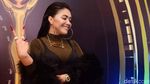 Gaya Busana Denada yang Nyentrik dengan Bra di Luar