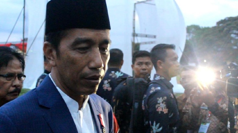 Pemuda Desa ke Jokowi: Minta Foto Bareng tapi Tak Ada HP Pemuda Desa ke Jokowi: Minta Foto Bareng tapi Tak Ada HP