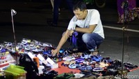 Sejumlah pedagang yang memanfaatkan momen pesta rakyat untuk mencari rezeki. Foto: Rima Olyvia