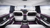 Kalau duduk di kursi belakang, ini yang bakal Anda lihat di interior mobil. Foto: Instagram/rollsroycemedia