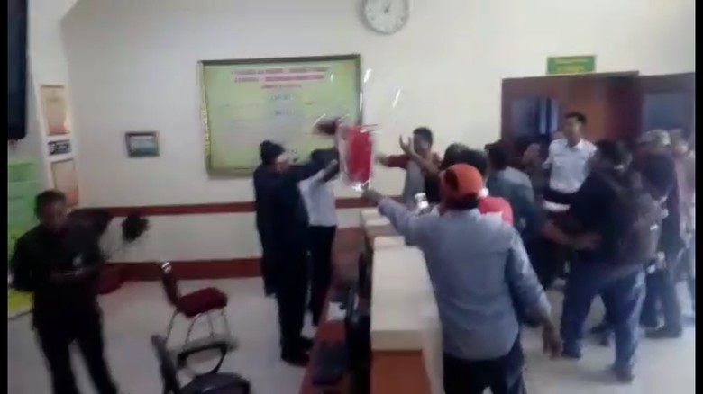 Wajah Ketua PN Jambi Dilempar Kursi, MA: Kita Memaklumi Wajah Ketua PN Jambi Dilempar Kursi, MA: Kita Memaklumi