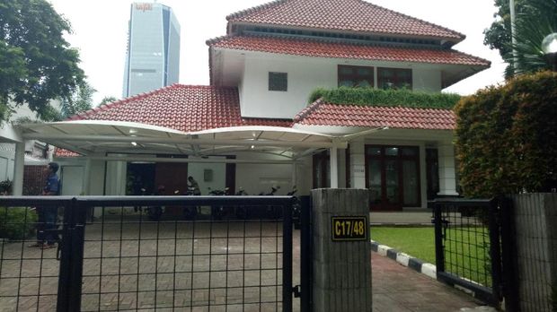 Petugas Mulai Bersih-bersih di Rumah Dinas Sandiaga