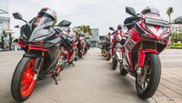 Motor CBR yang nampak gagah berjajar menyambut kehadiran Marquez dan Pedrosa.