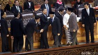 Dari keterangan tertulis, selain agenda di atas, paripurna juga menetapkan 7 anggota Komnas HAM yang telah diuji kelayakan oleh Komisi III DPR. Mereka adalah Mochammad Choirul Anam (advokat), Beka Ulung Hapsara (LSM), Ahmad Taufan Damanik (eks komisioner ACWC), Munafrizal Manan (akademisi), Sandrayati Moniaga (petahana), Hairansyah (akademisi), dan Amiruddin Al Rahab (LSM).