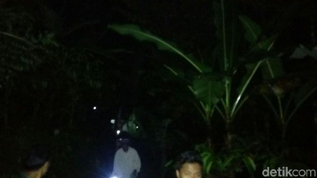 Meski kondisi gelap dan medan sulit, petugas terus melakukan pencarian korban