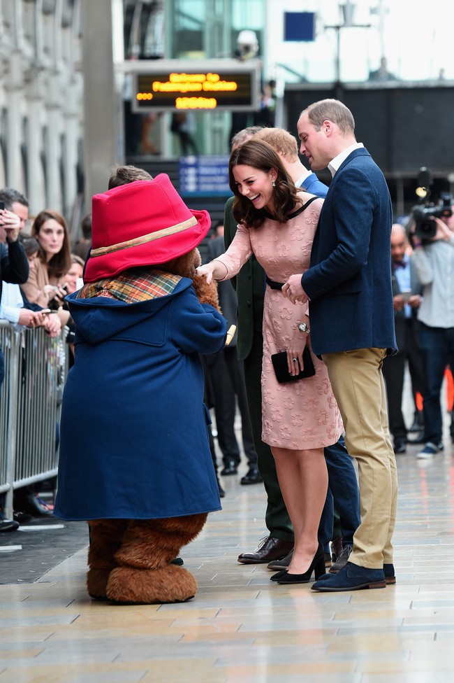 Penampilannya kali ini bukan yang pertama bagi Kate memakai karya Orla Kiely. Ia pernah juga memakai rancangan desainer eksentrik itu pada tahun 2012 dan 2015. Foto: Dok. Getty Images