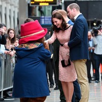 Penampilannya kali ini bukan yang pertama bagi Kate memakai karya Orla Kiely. Ia pernah juga memakai rancangan desainer eksentrik itu pada tahun 2012 dan 2015. Foto: Dok. Getty Images