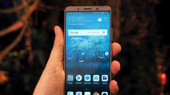 Mate 10 Pro dikatakan pun siap menantang eksistensi iPhone X dan Note 8. Wujudnya mengikuti tren ponsel papan atas zaman sekarang, yaitu bezel begitu tipis dan aspek rasio 18:9. Foto: Pocket Lint