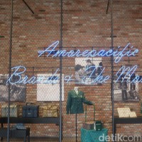 Segala kosmetik jadul Korea ini bisa dilihat di Amorepacific Archive, sebuah museum di daerah Osang (satu jam dari Seoul). Berbagai produk kosmetik dari masa ke masa terpajang di museum ini. Jika ingin datang ke museum ini Anda bisa melakukan janji di hari-hari sebelumnya. Museum ini dikenakan dikenakan biaya masuk. Foto: Kiki Oktaviani/Wolipop