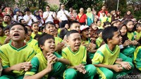 Anies juga berpesan kepada anak-anak untuk menghormati guru. Ia berharap suatu saat bisa kembali datang ke SDN 04 Cawang.