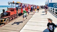 Hingga sekarang, Busselton Jetty pun masih berdiri gagah. Wisatawan yang datang ke sana bisa jalan kaki santai sambil menikmati pemandangan sekitar yang indah dan udara laut yang segar. Tak sedikit juga yang foto-foto karena dermaga ini memang fotogenik (busseltonjetty.com.au)