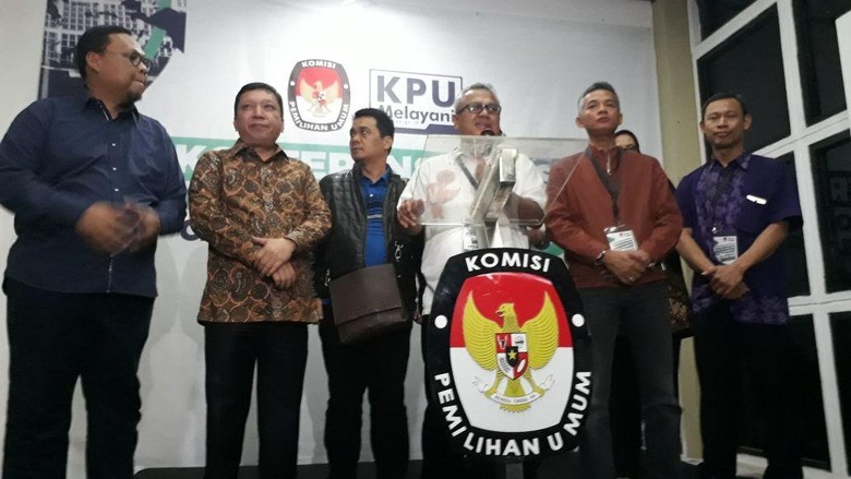 KPU Umumkan 14 Parpol yang Terima Tanda Terima Kelengkapan Berkas KPU Umumkan 14 Parpol yang Terima Tanda Terima Kelengkapan Berkas