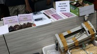 Barang bukti yang disita antara lain alat pembuat uang palsu yaitu mesin cetak offset, printer, komputer, alat sablon, beserta tinta, dua unit mobil dan empat motor.
