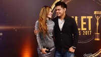 Mereka tampak mesra kala berpose di depan kamera. Pool/Noel/detikFoto.