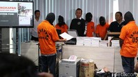 Atas perbuatannya, pelaku telah dilakukan penahanan oleh penyidik Bareskrim dan dijerat dengan pasal 36 ayat 1,2,3 dan pasal 37 UU nomor 7 tahun 2011 tentang Mata Uang dan Pasal 3 atau pasal 5 UU nomor 8 tahun 2010 tentang Pencegahan dan Pemberantasan TPPU dengan ancaman hukuman Seumur Hidup.