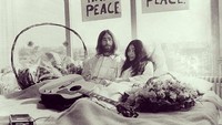 Saat perang Vietnam yang membabi buta tahun 1969 silam, pasangan fenomenal John Lennon dan Yoko Ono mengumumkan aksi perdamaian yang mengegerkan dunia (jojospector/Instagram)